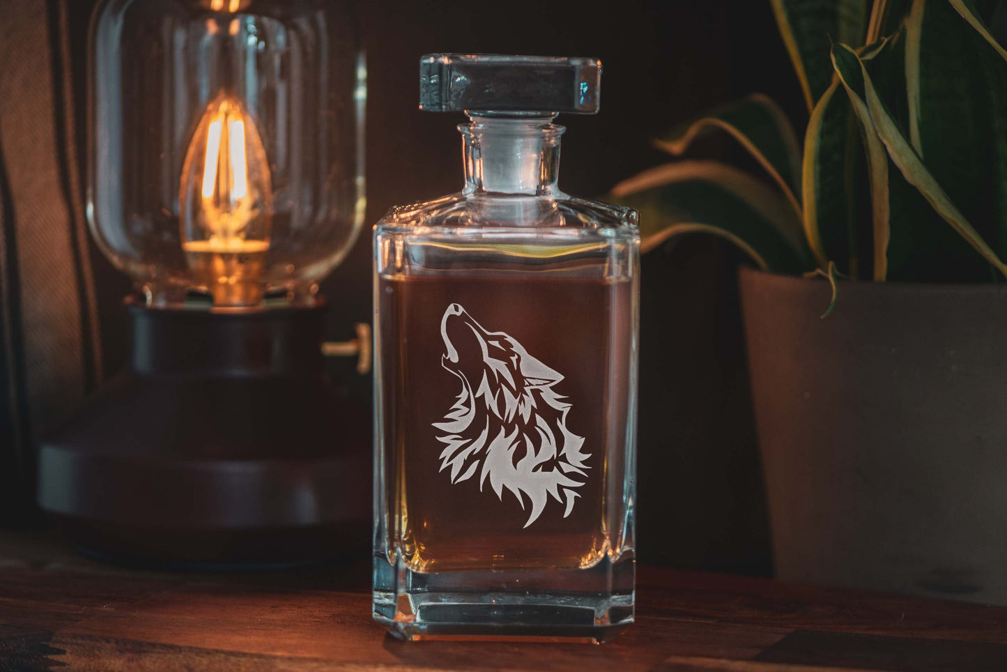 Wolf / Fenrir Whiskey Decanter – Engraved Glass Carafe with Norse Mythology Design (700ml)