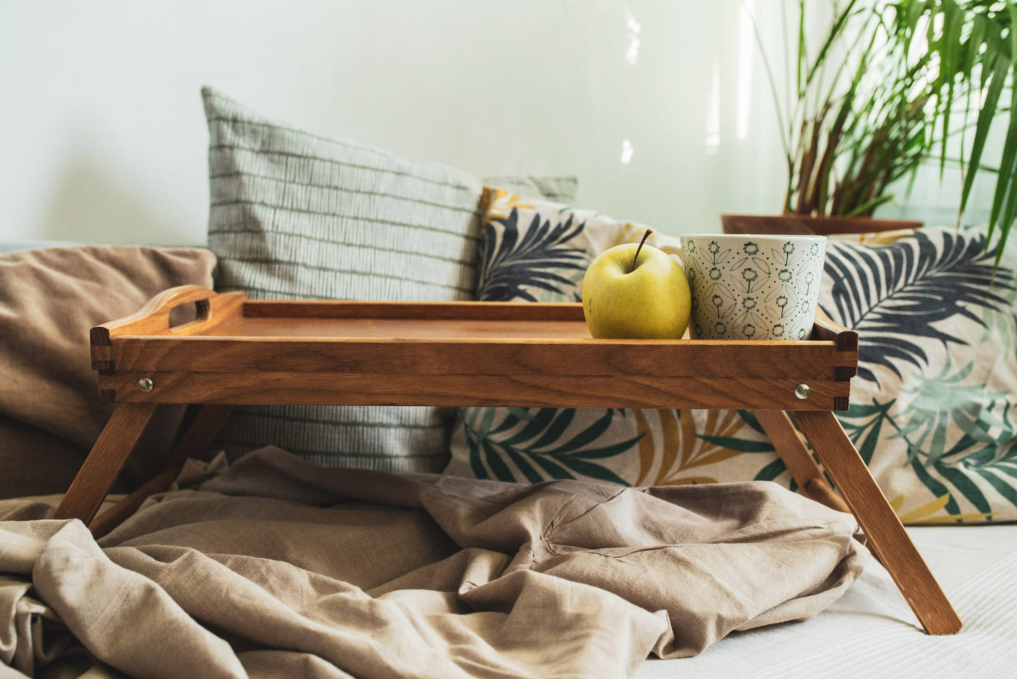 Personalisierte Serviertablettbeine aus Bambus, Individuelles Frühstückstablett, Couchtischtablett im Landhausstil, Geschenk zur Wohnungserwärmung,