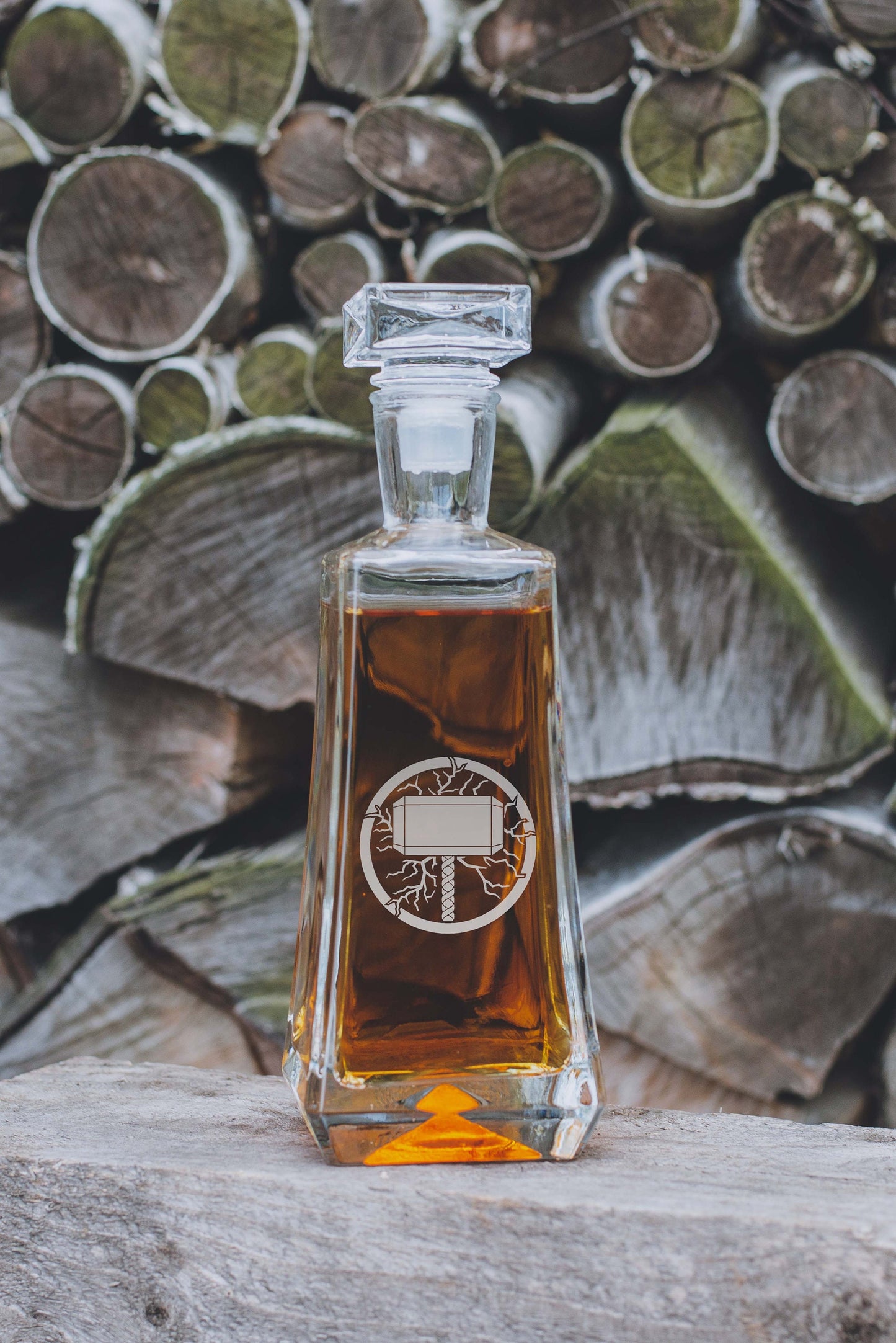 Thor Hammer Whiskey Decanter – Engraved Glass Carafe Inspired by Norse Mythology (700ml