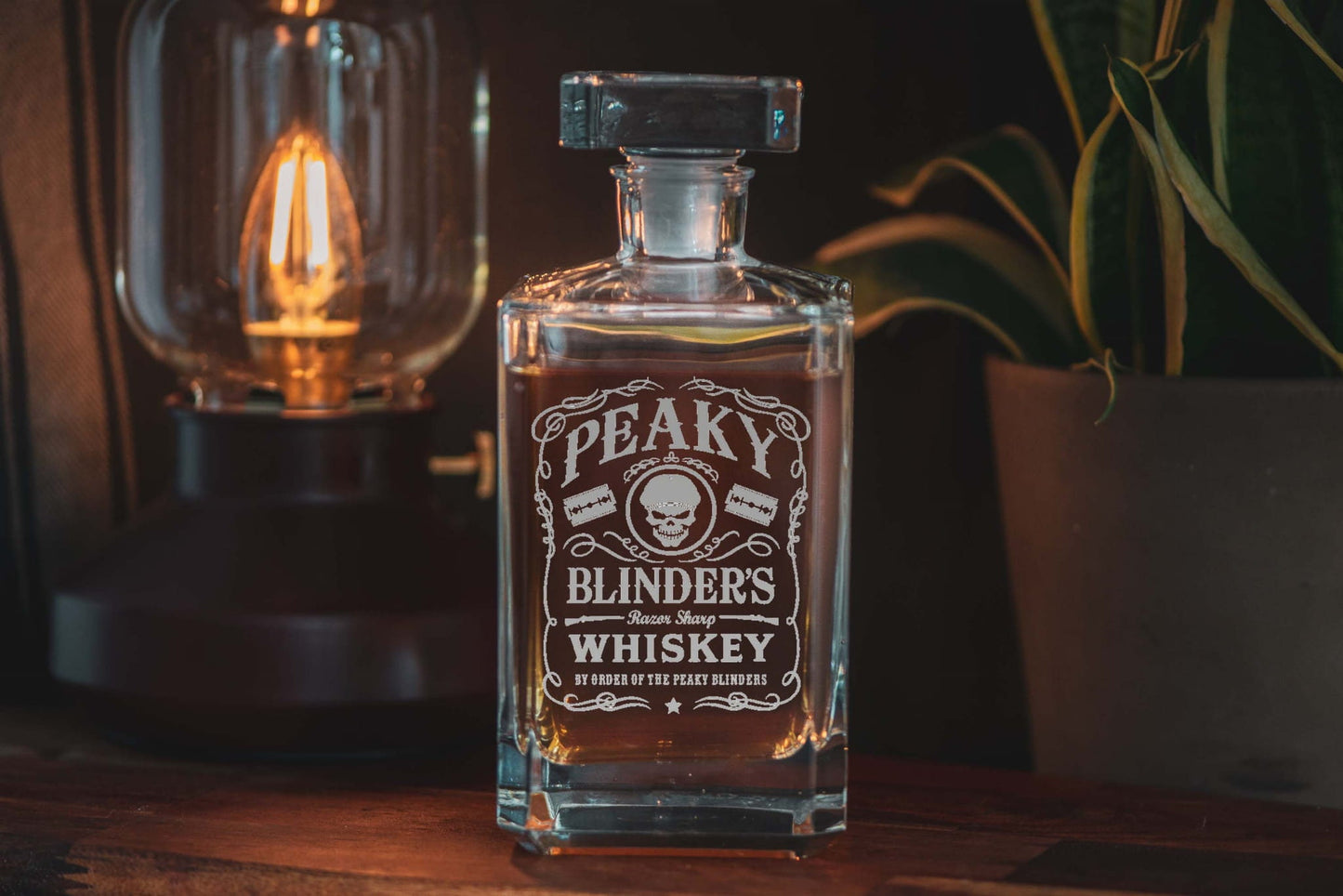 Peaky RAZOR Whiskey Decanter – Engraved Glass Carafe Inspired by the Series (700ml)