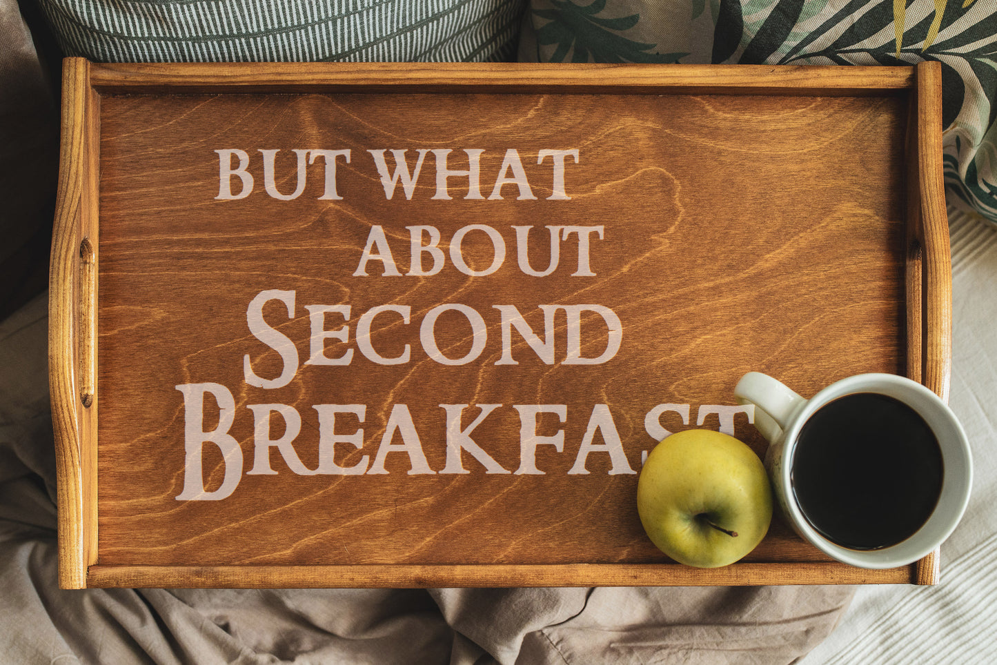 Wie wäre es mit einem zweiten Frühstück? Schönes Serviertablett mit Beinen LOTR Second Breakfast Club Kartoffeln Taters