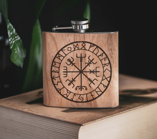 Vegvisir Wikinger-Navigationskompass, Flachmann aus Eichenholz
